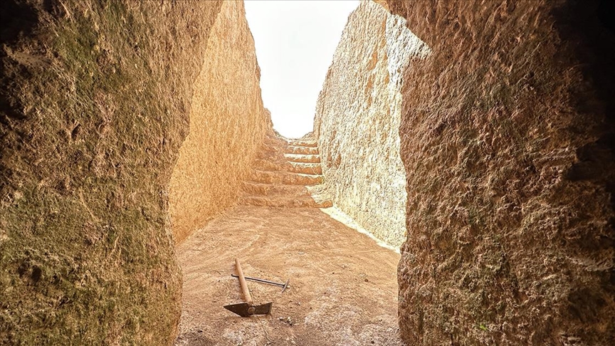 Adıyaman'da kaçak kazı yapılan yerde 1700 yıllık oda mezarları bulundu