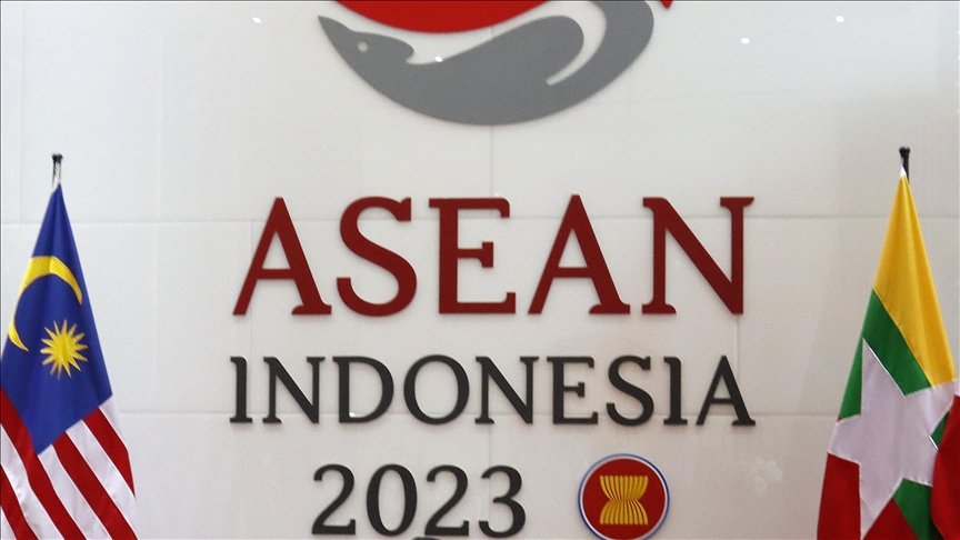 Japan seeks ‘stable relations’ with China as 2 premiers meet at ASEAN summit