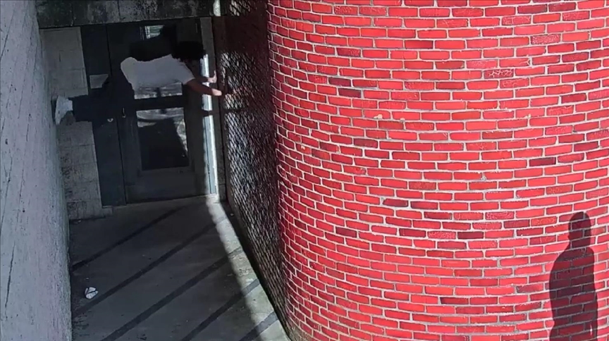 Беглец из тюрьмы в США попал в камеры наблюдения