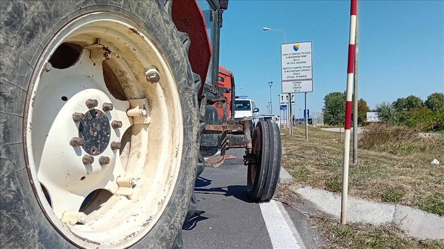 Bosnian farmers block border crossing with Croatia