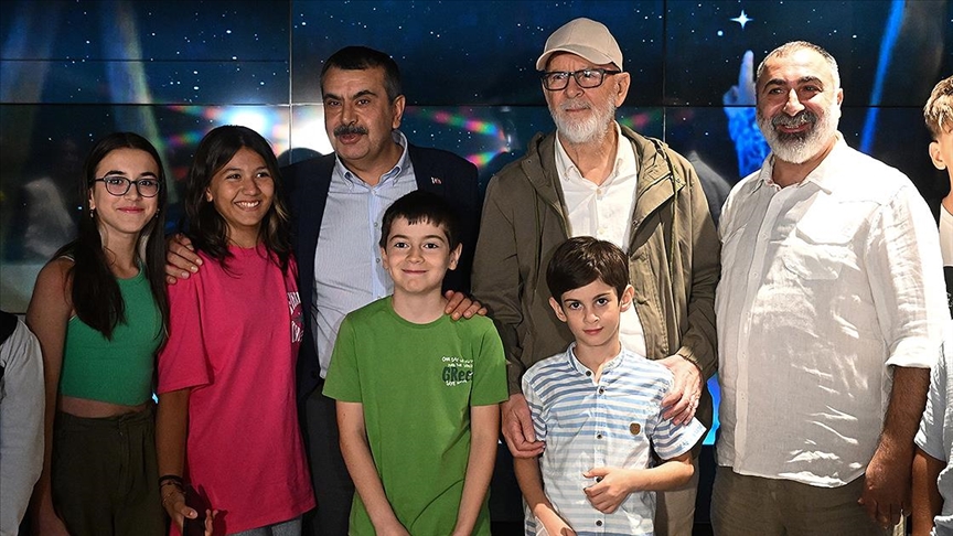 Bakan Tekin öğrencilerle "Yıldız Tozu" filmini izledi