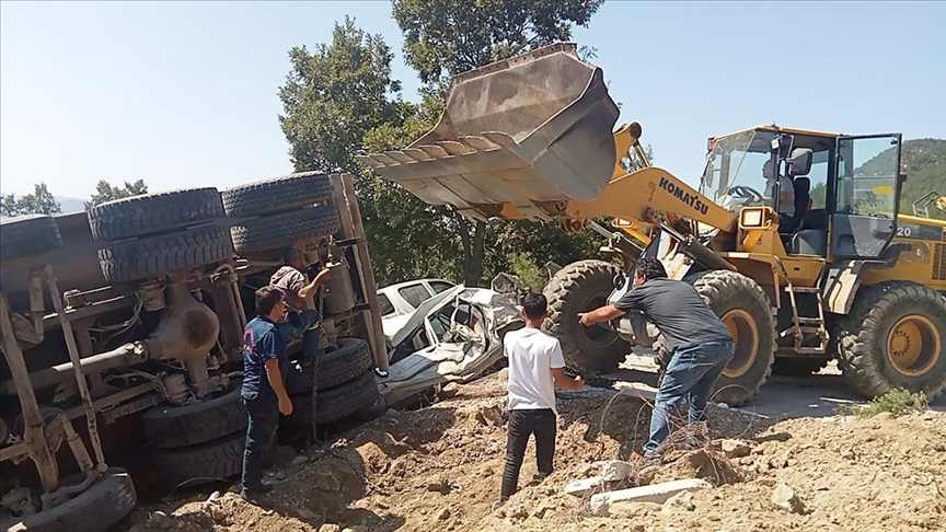 Kahramanmaraş'ta freni boşalan kamyon cenaze için toplanan kişilerin arasına daldı