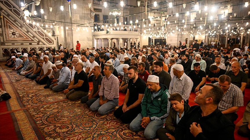 Gençler ve aileler sabah namazında buluştu