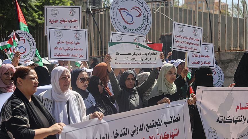 غزة.. وقفة نسوية لإدانة تعرية مجندات إسرائيليات لفلسطينيات