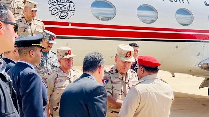 رئيس أركان الجيش المصري يصل ليبيا لتنسيق الإغاثة الإنسانية