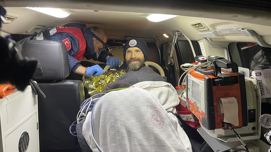 Mersin'de mağarada rahatsızlanan ABD'li dağcı tahliye edildi