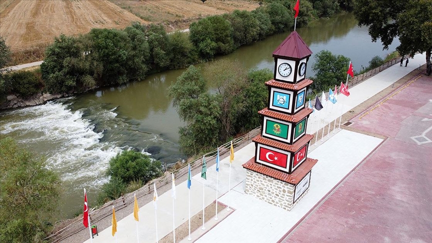 Sakarya Nehri kıyısına Türk hakimiyetini simgeleyen anıt yapıldı