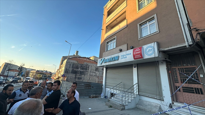 Arnavutköy'de yan tarafındaki inşaat çalışması sırasında kayma meydana gelen 4 katlı bina tahliye edildi