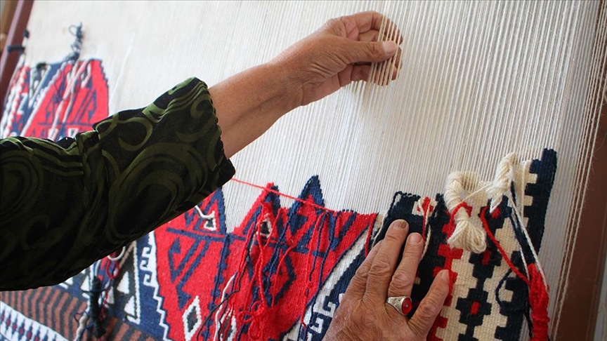 Vanlı kadınların dokuduğu kilimler yurt dışından da alıcı buluyor