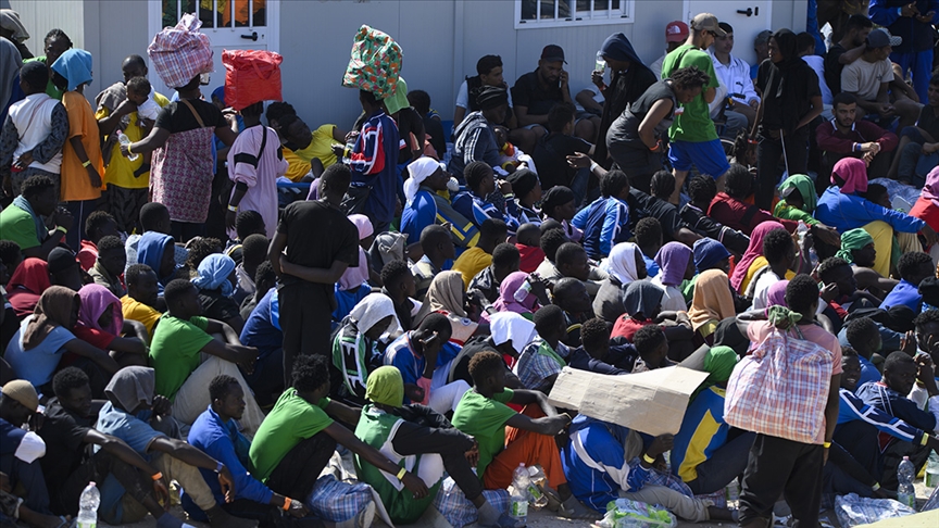 Göç akınına uğrayan Lampedusa Adası'ndaki düzensiz göçmenler tahliye  ediliyor