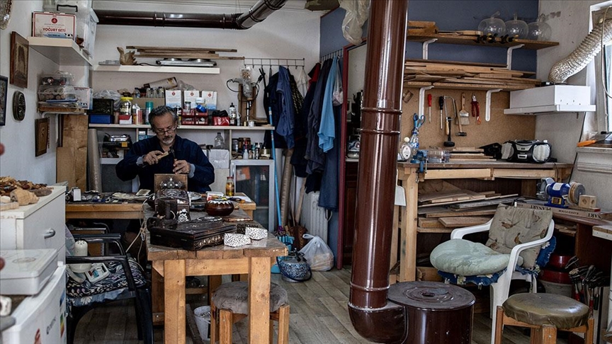 Ahşap oymacılığı ve sedef kakma sanatına 20 yıldır hayat veriyor