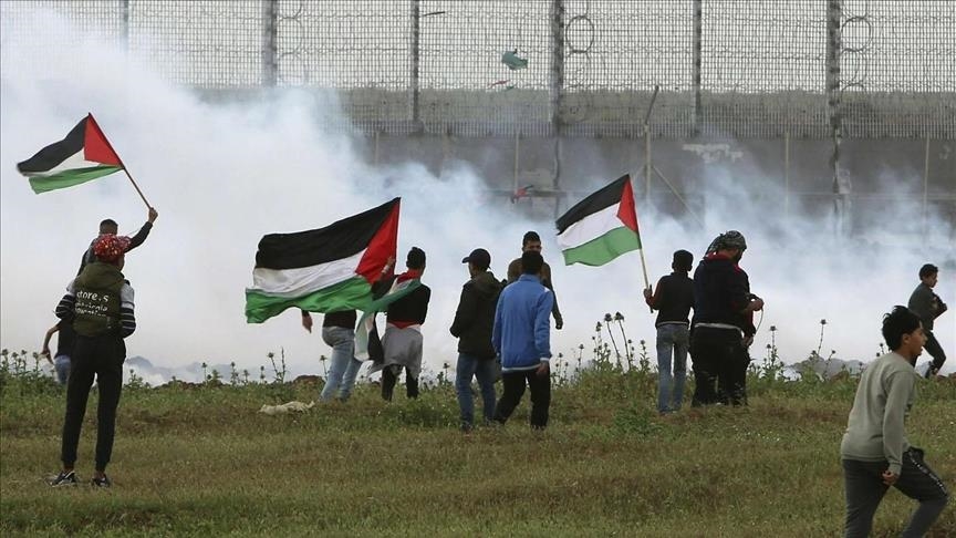 L'armée israélienne tire à balles réelles sur des manifestants près de la barrière de séparation à Gaza