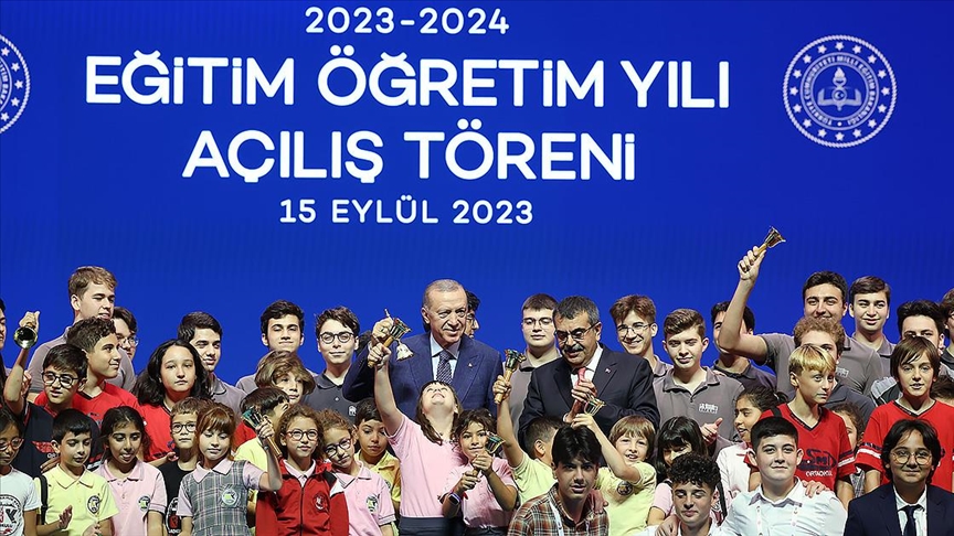Cumhurbaşkanı Erdoğan: Ücretli öğretmenler ve usta öğreticilerin saatlik ek ders ücretlerinde yüzde 25 artışa gidiyoruz