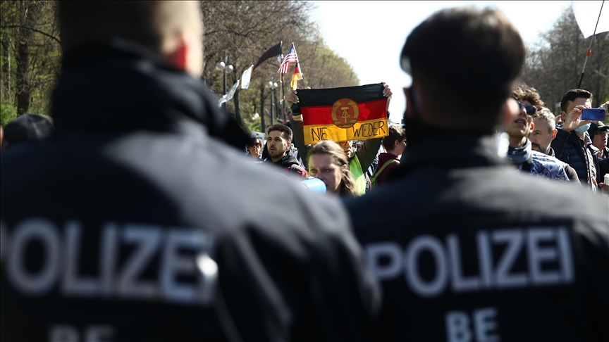 Bei einem Aufstand vor einer eritreischen Menschenmenge in Süddeutschland sind zehn Polizisten verletzt worden