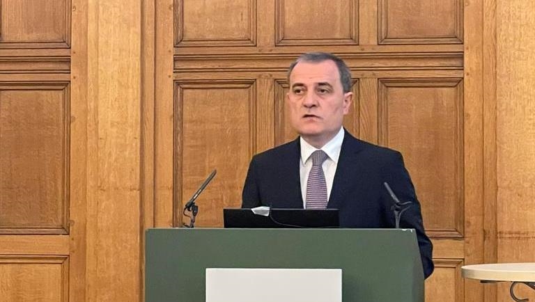 Глава МИД: Азербайджан привержен договоренности о параллельном использовании дорог