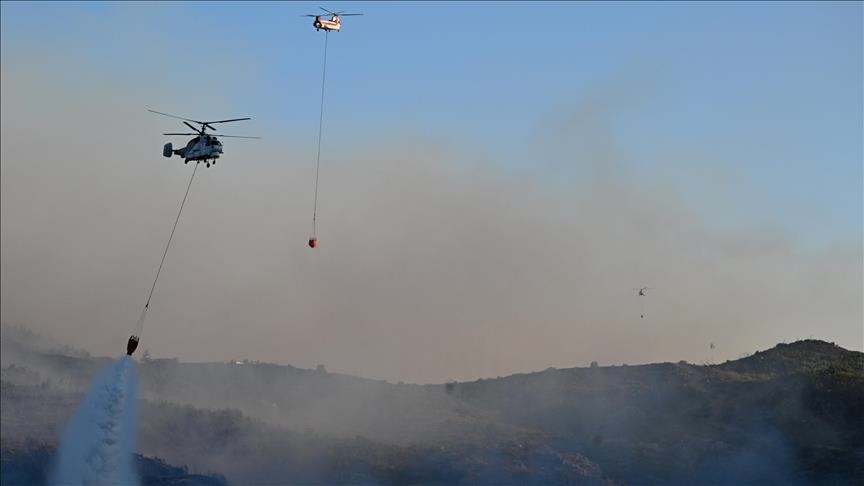 Helicopter fighting forest fire crashes in western Türkiye