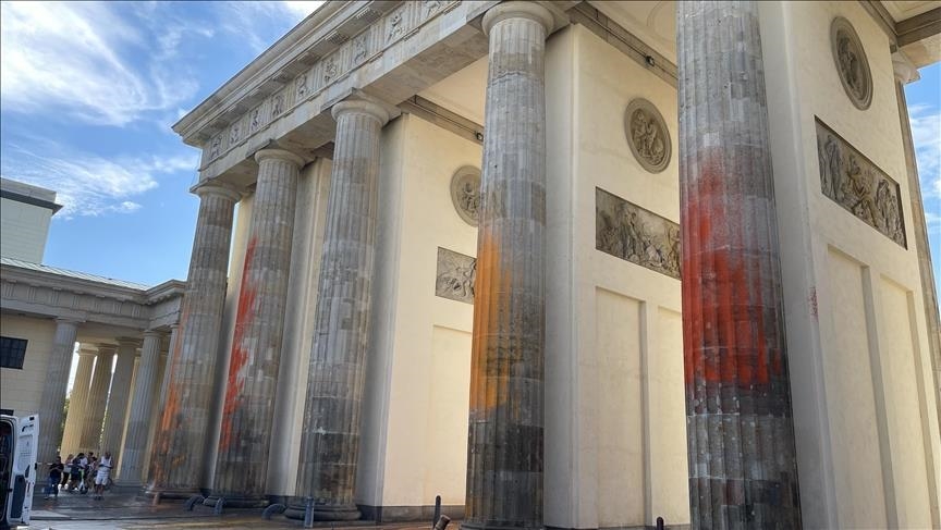 Berlin : la Porte de Brandebourg maculée de peinture orange par des militants écologistes