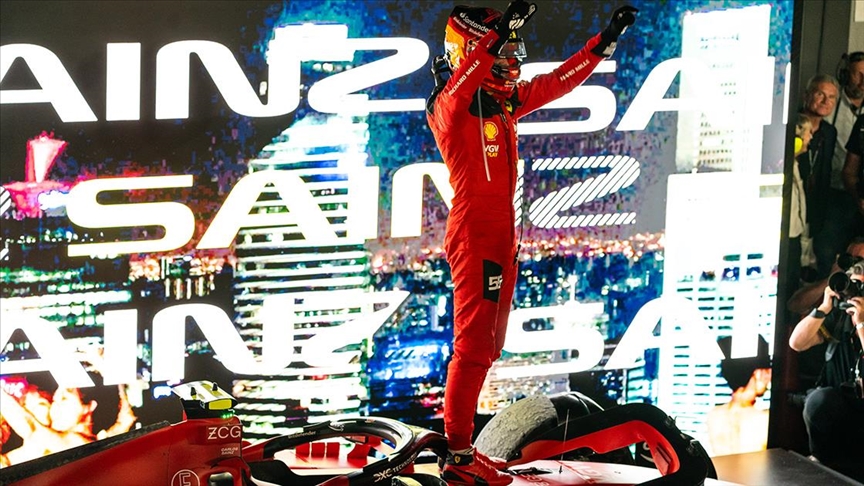 F1 Singapur Grand Prix'sini Carlos Sainz kazandı