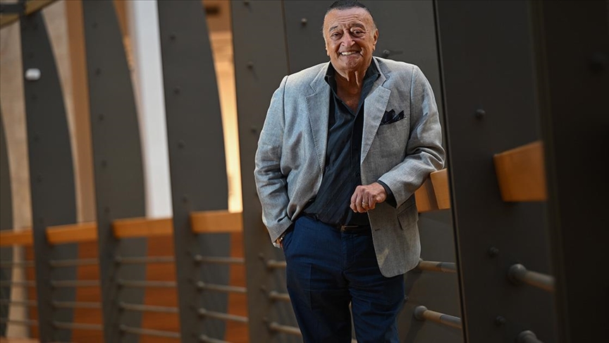 Pop müziğin "kadife sesli romantik prensi" Ömür Göksel