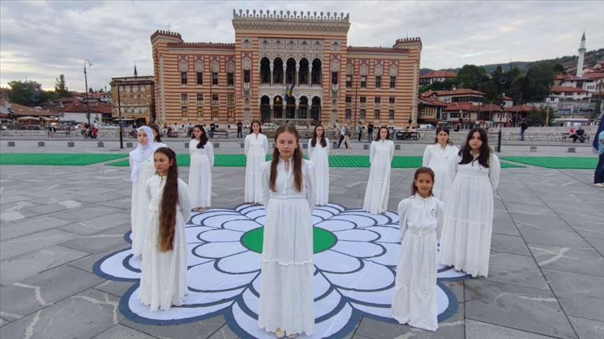 Povodom 28 godina genocida u Srebrenici: U Sarajevu održan performans "Cvijet istine i nade"