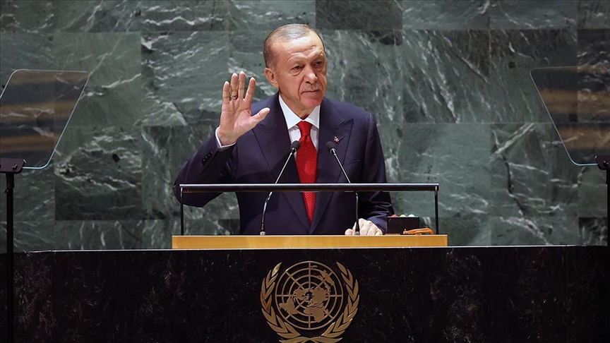 BM'deki liderlere "Aynı Coğrafyada Barış İçinde Farklı İnanış Ortak Anlayış" ve "BM Reformu" kitabı