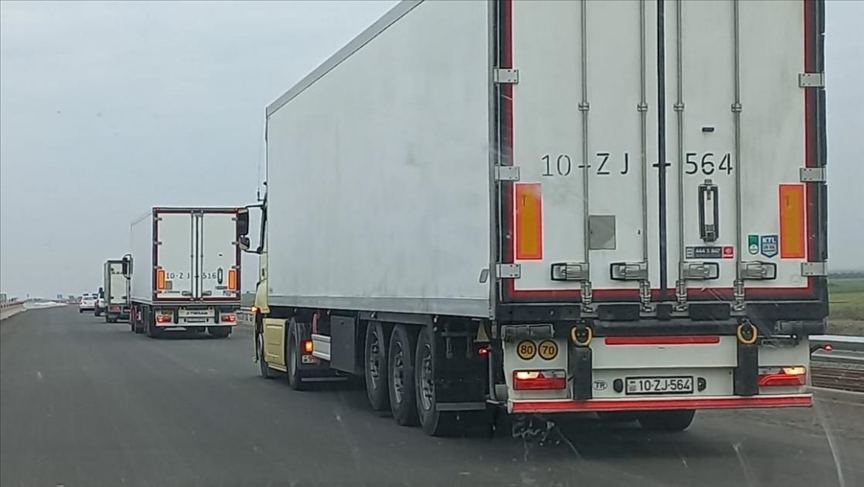 Центральные власти Азербайджана отправили продовольственный груз армянам Карабаха