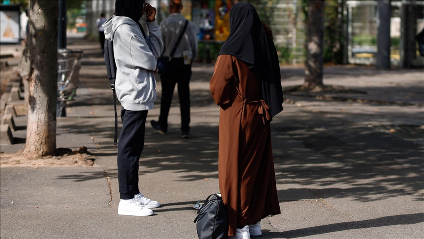 فرنسا.. محجبة تقدم شكوى أممية بعد طردها من المدرسة بسبب لباسها