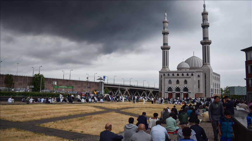 Hollanda'da devletin Müslümanları ve İslami kurumları gizlice araştırmasına  tepki