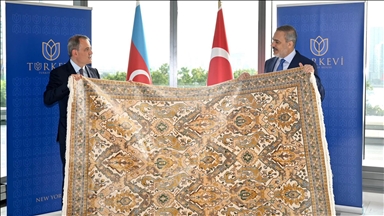 Глава МИД Азербайджана подарил Хакану Фидану карабахский ковер