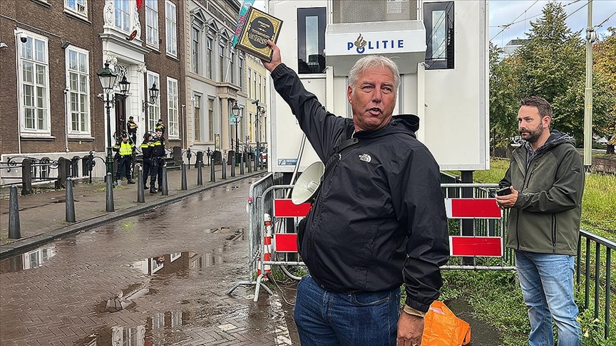 Hollanda'da ırkçı PEGIDA lideri, Türkiye’nin Lahey Büyükelçiliği önünde Kur'an-ı Kerim yırttı