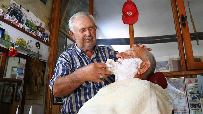 Tekirdağ'ın "Dilsiz berber"i müşterilerinin fotoğraflarını yarım asrı aşkın zamandır sergiliyor