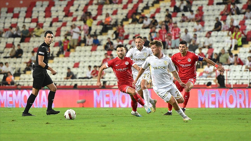 Antalyaspor evinde Yılport Samsunspor'u 2 golle yendi