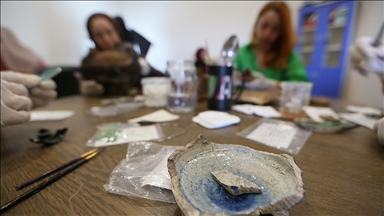 Ani'deki kazılarda bulunan tarihi eserler kadın eliyle restore ediliyor