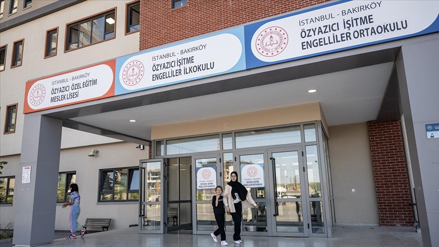 İstanbul'un 134 yıllık "Dilsizler Mektebi" işitme engellilere meslek kazandırıyor