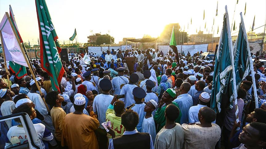 رغم الحرب.. سودانيون يتشبثون بـ"زفة المولد النبوي" (تقرير)