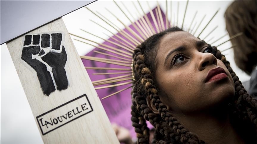Militant français : 9 Noirs sur 10 subissent des discriminations en France, mais l'État ferme les yeux