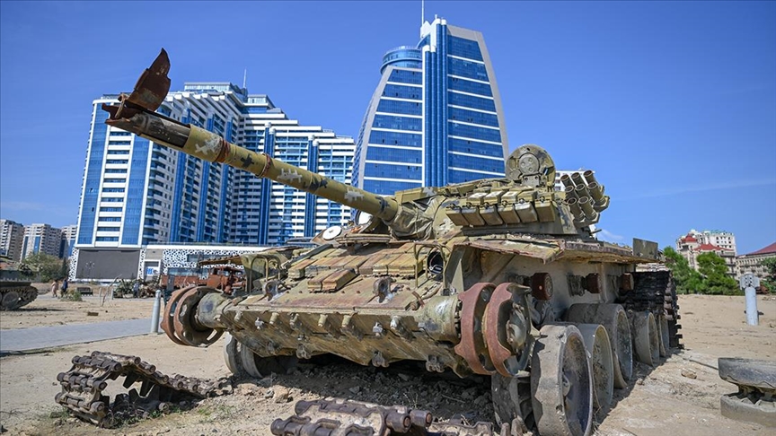 Azerbaycan'da öğrenciler, "Savaş Ganimetleri Müzesi"ni gezdi