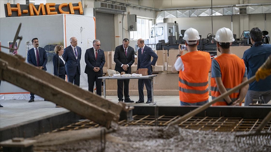 Prens Edward, Türkiye'nin ilk geri dönüştürülebilir konut sistemi projesinin çalışmalarını inceledi