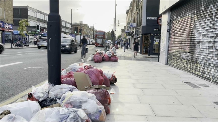 Waste strike turns east London into mass garbage dump