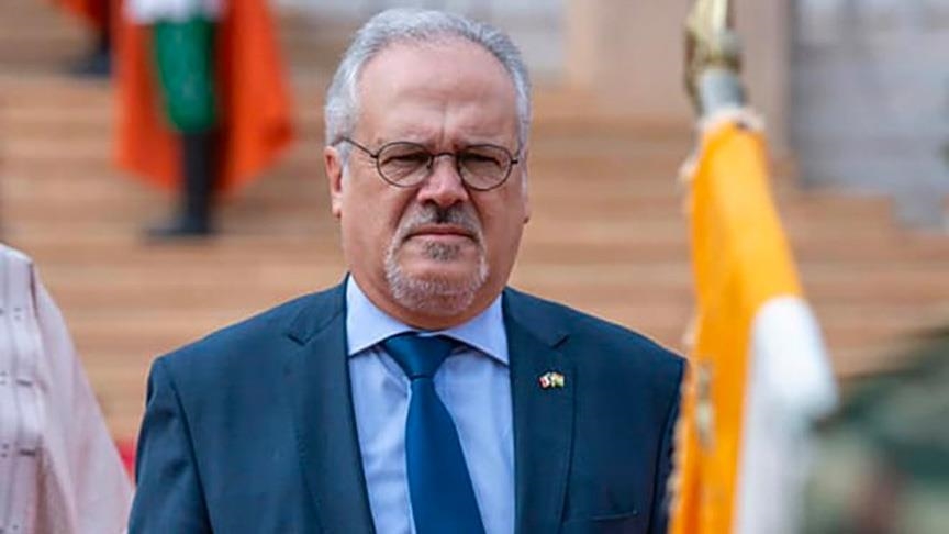 بعد شهر من طرده.. سفير فرنسا يغادر النيجر 