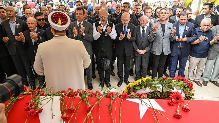 Gazeteci yazar Hıfzı Topuz son yolculuğuna uğurlandı