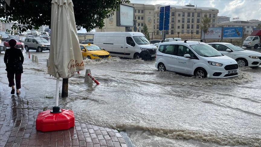 İstanbul'da sağanak su baskınlarına neden oldu