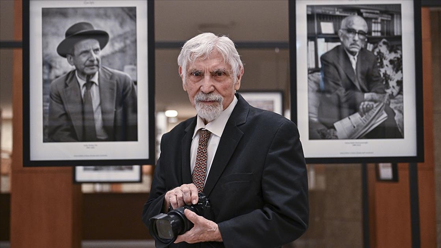 Fotoğraf sanatçısı Ozan Sağdıç'ın Ankara temalı fotoğraflarından oluşan sergi ziyaretçilerini ağırlıyor