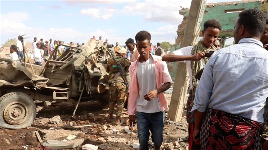 Several security personnel injured in twin car bombing in central Somalia