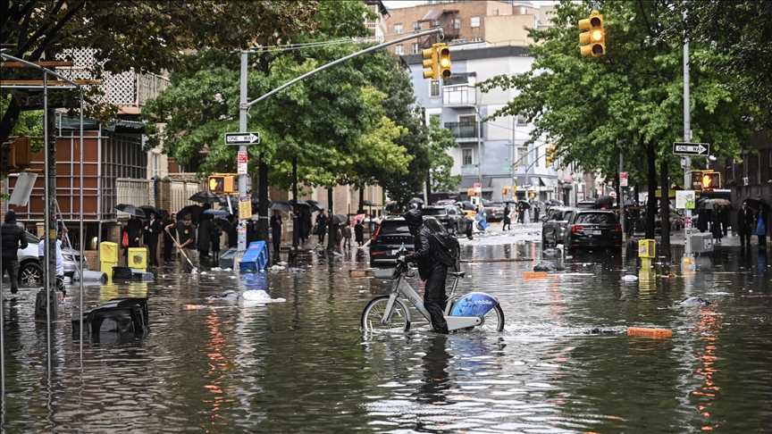 New York'ta yağışlar ve su baskınları nedeniyle olağanüstü hal ilan edildi