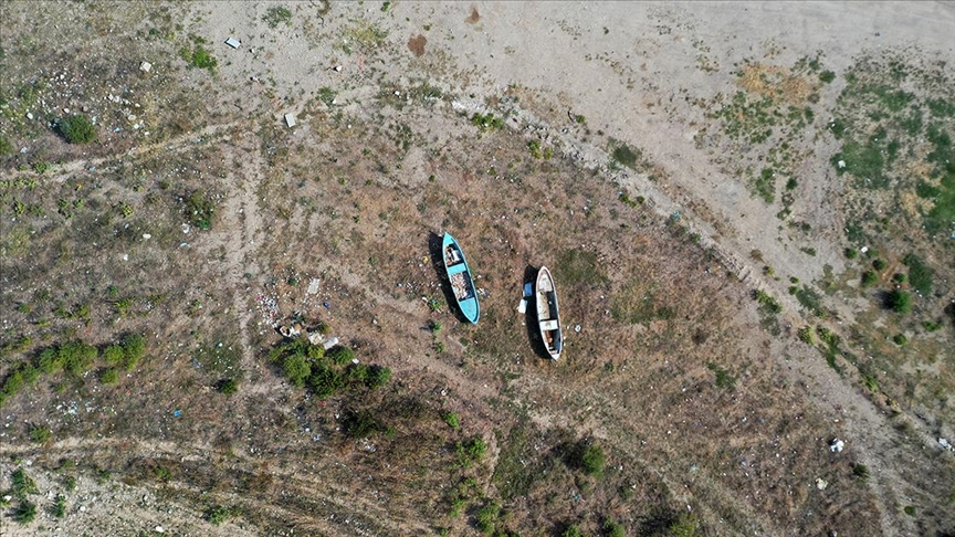 Manisa'daki Marmara Gölü'nden geriye tabelalar ve hurdaya dönmüş tekneler kaldı
