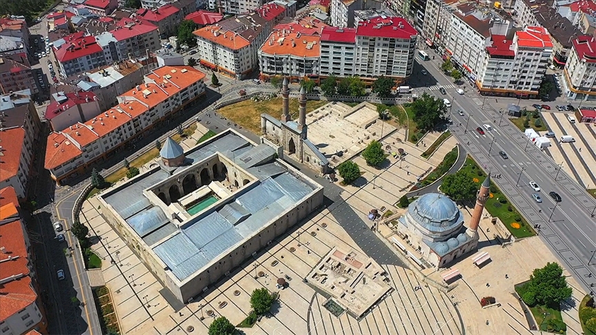 Sivas'ta açık hava müzesini andıran kent meydanı FPV dron ile görüntülendi