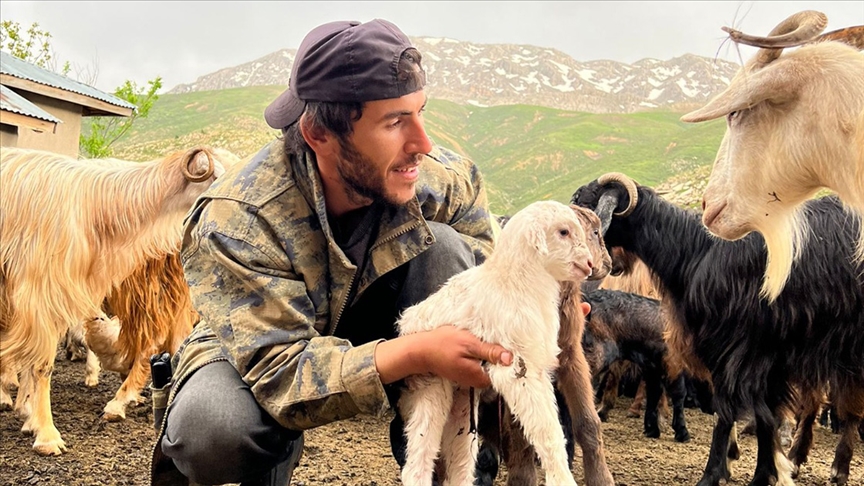 Patronun kızıyla nişanı atınca hayatı değişti