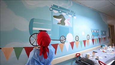 Düzce'de hastanenin çocuk acil servisi, gönüllü gençlerin çocukluk hayalleriyle süslendi