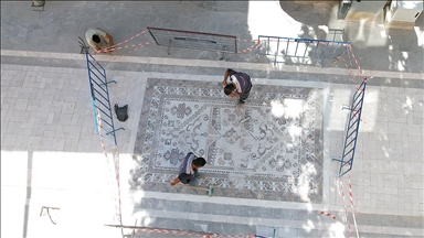 Yağcıbedir halı motiflerin işlendiği taşlar Sındırgı'da yollara döşeniyor